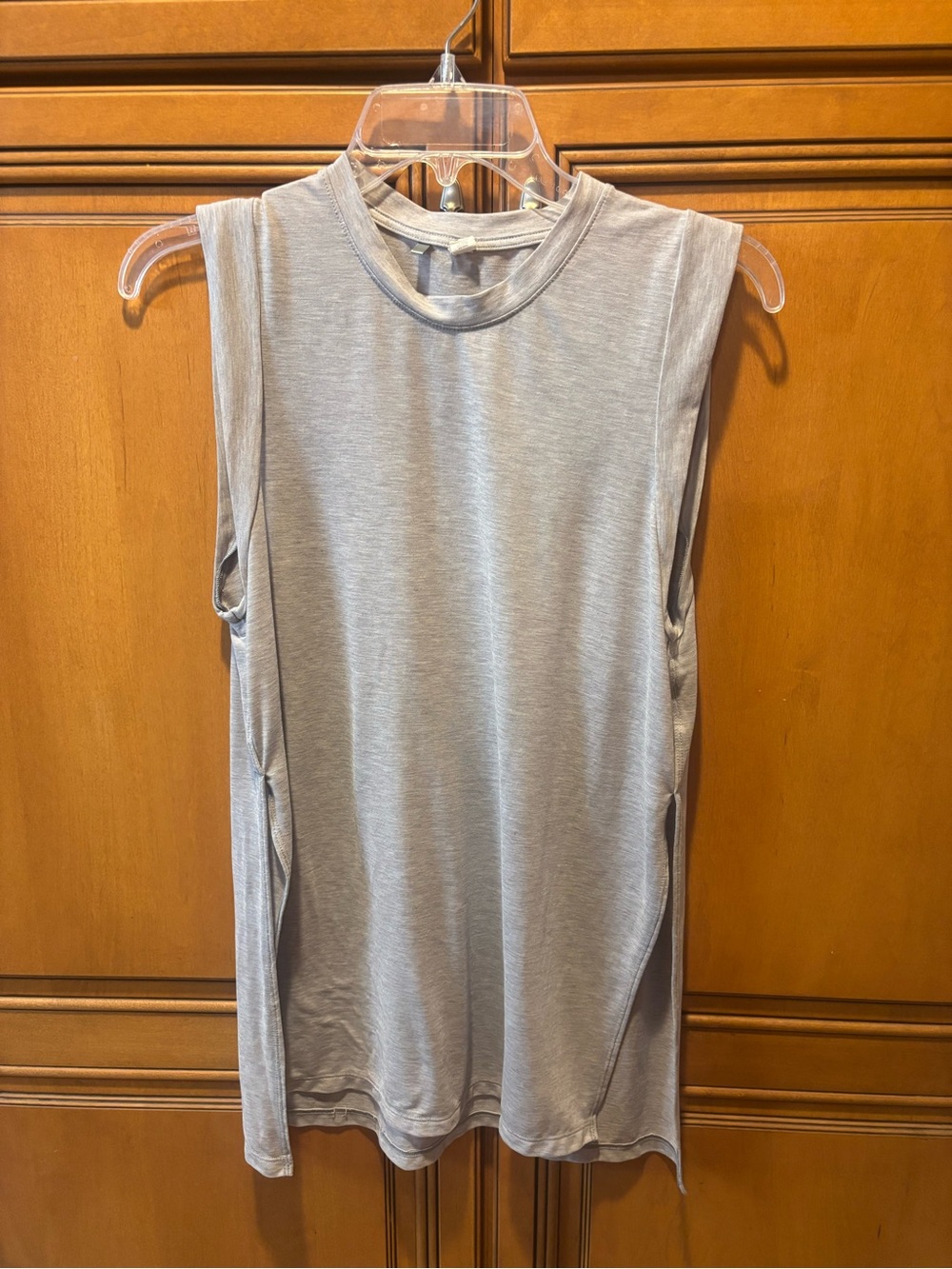 Ladies Under Armour Heather Gray Crew Neck Tank Top. Size: XS